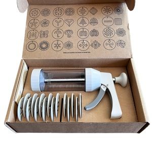 The Pampered Chef 1525 Cookie Press with 15 Discs - White